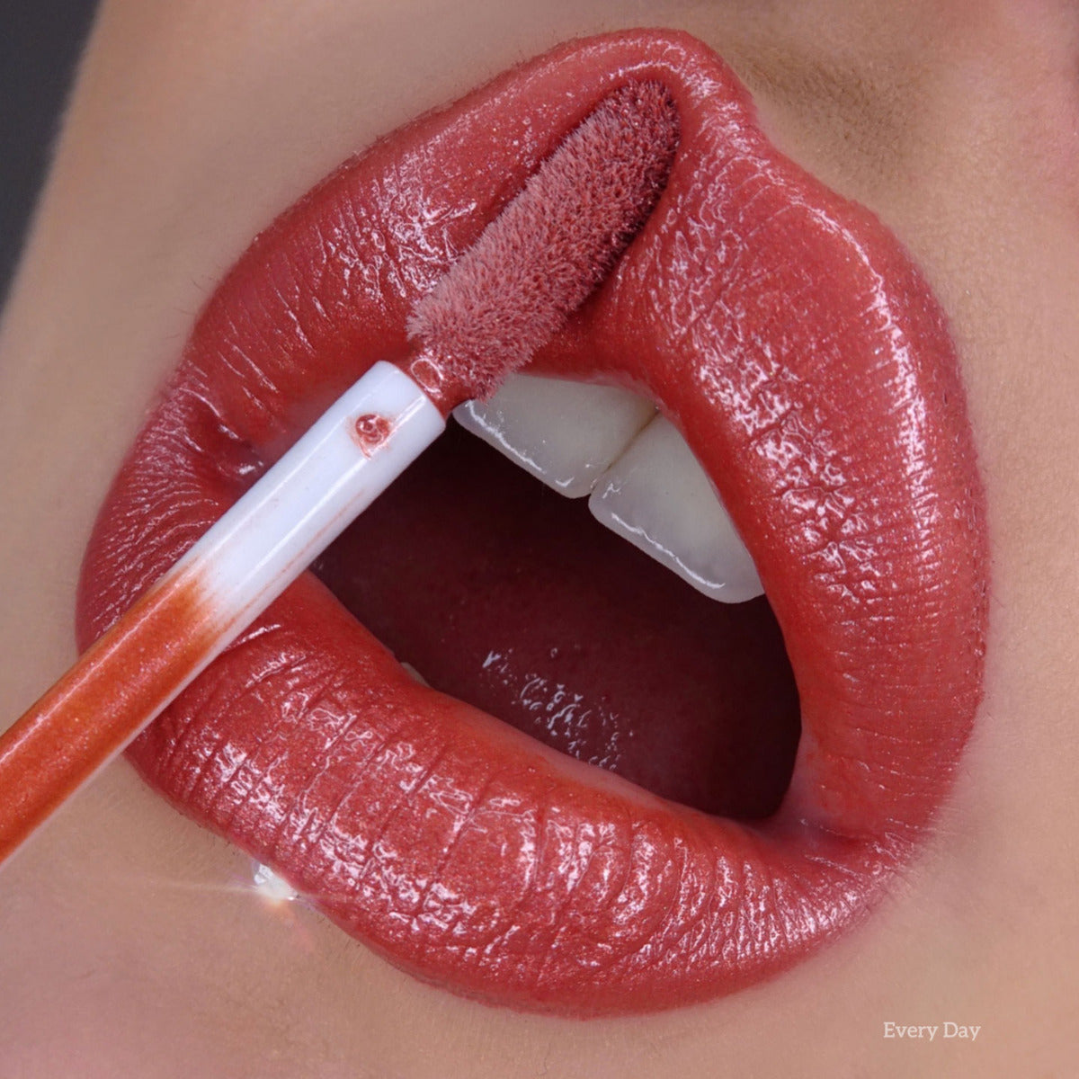 bellapierre Super Gloss. Mineral-Based, Non-sticky & Very Pigmented with High Coverage. TrueSkinity